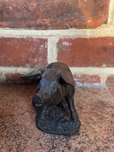 Heredities sitting pig - pig, alan