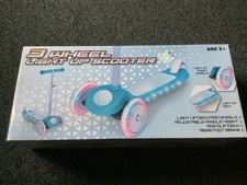 BNIB kids 3 wheel light up scooter age 2+