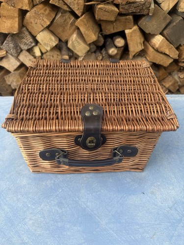 Small vintage wicker picnic - vintage,