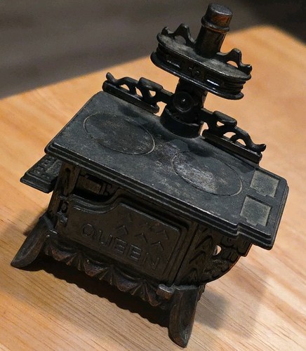 Vintage miniature queen - miniature, wood