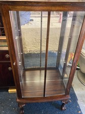 Display cabinet, glazed with mirrored rear panel