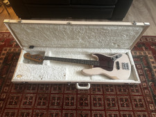 Fender "Flea" Jazz Bass (comes