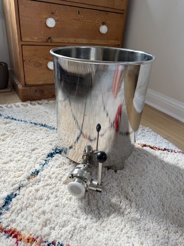 Stainless steel tank with - stainless,