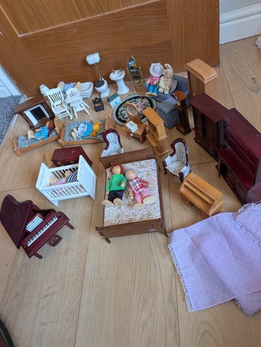 Large deluxe dolls house - 1:12,