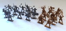 26 VINTAGE GOLD & SILVER ARMY MEN MEDIEVAL PLASTIC TOY SOLDIER FIGURES 1960
