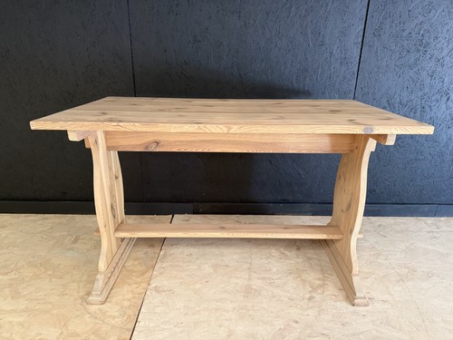 Stripped pine table - pine,