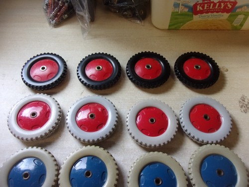 Meccano plastic road wheels - 16,
