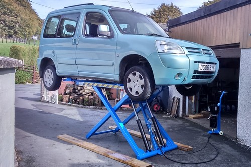 Car lift mid - car, scissor