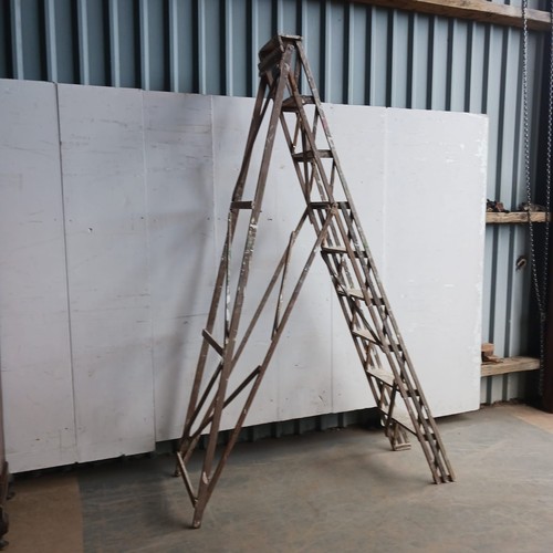 Tall wooden step - , ladder