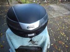 Givi V40 top box Monokey fitment comes with 2 keys fitted with clear lenses