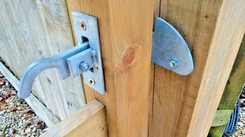 Field gate equine catch - gate,