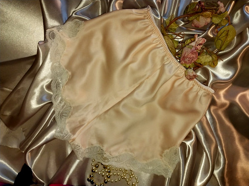 Vtg satin shiny chantilly lace - shiny,