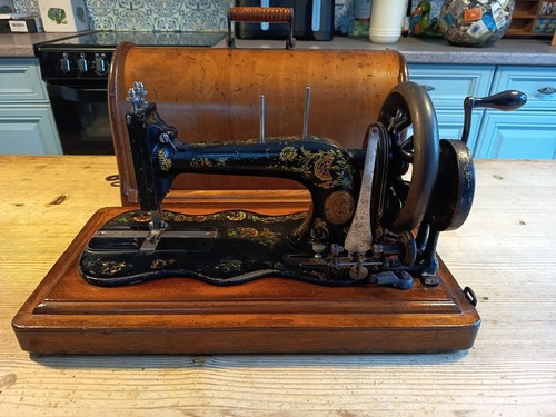Antique 12k singer - hand, crank