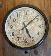 VINTAGE SMITHS 8 DAY BAKELITE MILITARY WALL CLOCK…11 INCHES ACROSS..