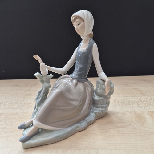 Lladro shepherdess with - shepherdess, dove