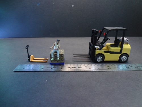 Scale figure set - 1:64, forklift