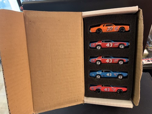 Scale action models - 1:64,