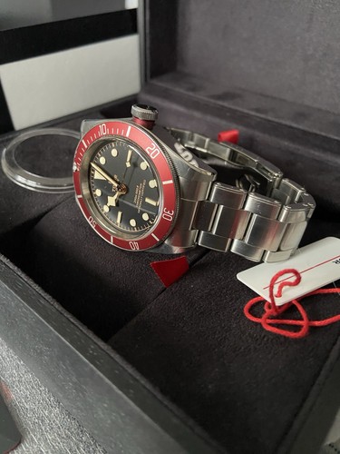 Tudor black bay red bezel - black,