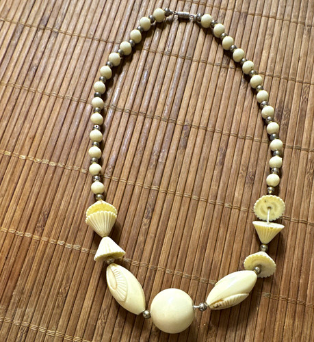 Ivory plastic round bead - plastic,