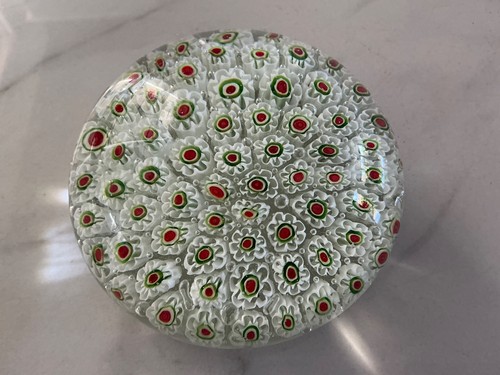 Large millefiori white glass - -,