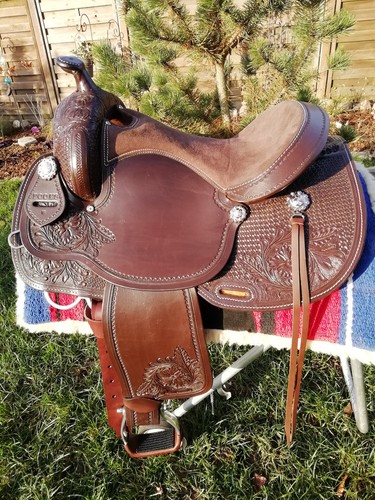 Gorgeous pool western saddle - gorgeous,