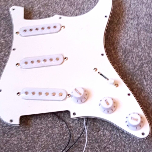 White strat style - strat-style, loaded