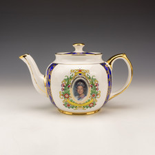 Wade - Ringtons 50th Anniversary Queen Elizabeth II Commemorative Teapot - Bxd
