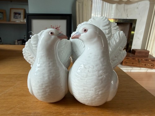 Rare lladro pair kissing - lladro,