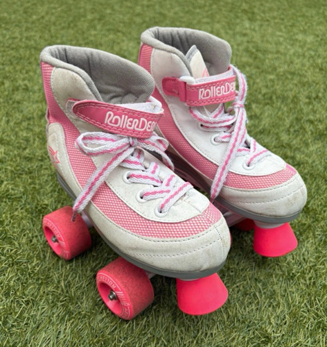 Roller derby girls pink - derby,