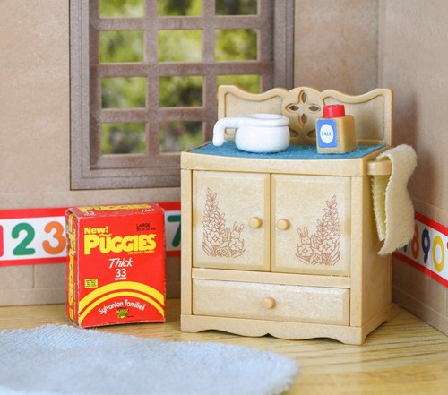 Sylvanian baby changing - baby,