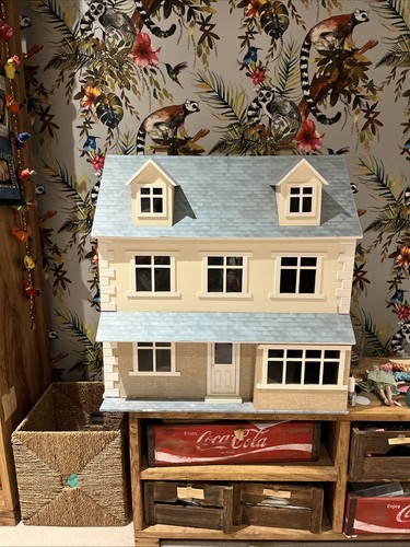 Fully furnished dolls house - fully,