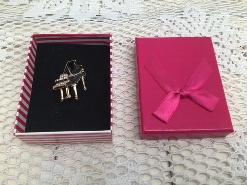 Grand piano brooch musical - piano,