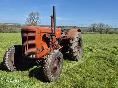 Vintage case tractor - vintage, la