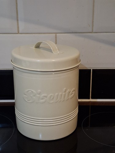 Biscuit barrel tin cream - barrel, /tin