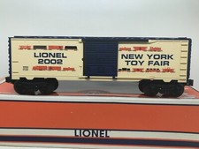 LIONEL O GAUGE 2/3 RAIL 29904 NEW YORK 2002 BOXCAR + OPENING DOORS + BOXED