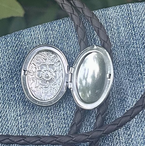 Silver oval locket - oval, bolo