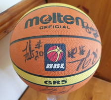 MOLTEN GR5 BASKETBALL SIGNED