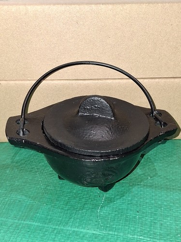 Cast iron cauldron wisdom - of, |