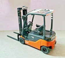 1:24 Diecast Toyota Traigo 16