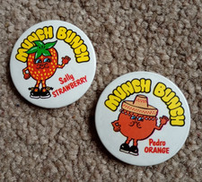 2x MUNCH BUNCH Pin Badges