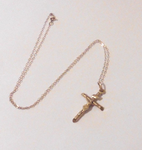 9ct gold crusifix - 9ct,