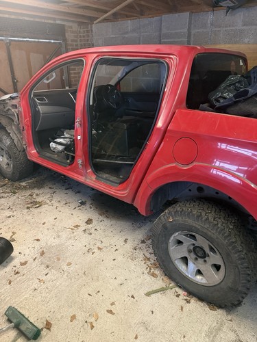 Breaking mitsubishi l200 - mitsubishi,