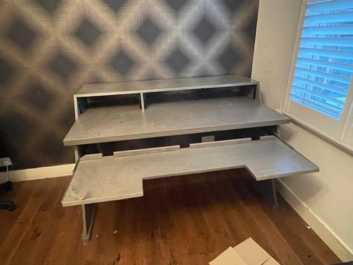 Output platform studio desk - output,
