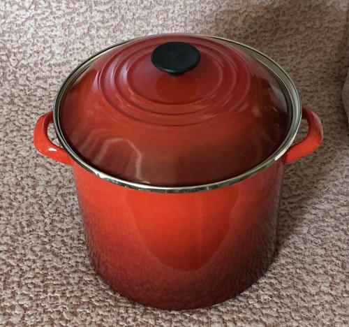 Creuset cerise red stock - cerise,