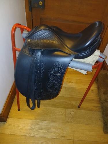 Black treeless dressage saddle