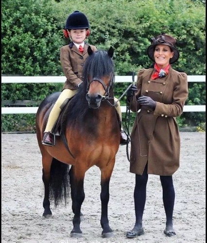 Ladies showing lead - lead, rein