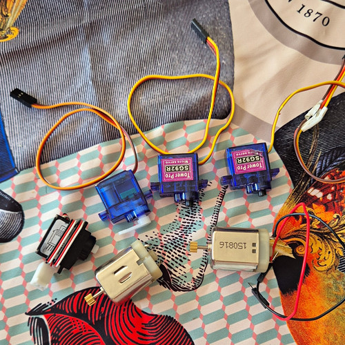 Pack with 4 microservo - with,