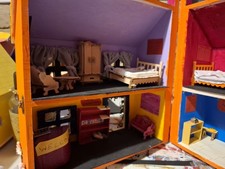 Little Wooden House, Decorated