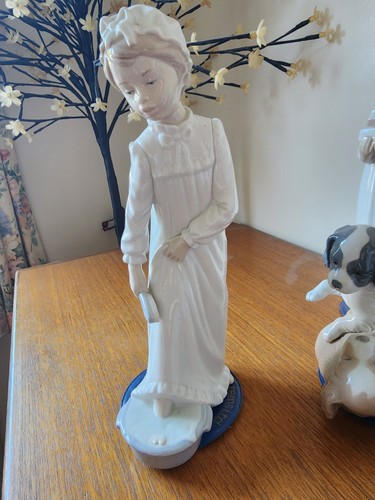 Beautiful porcelain figurine - beautiful,