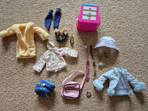 Bratz bundle job lot - lot, clothes